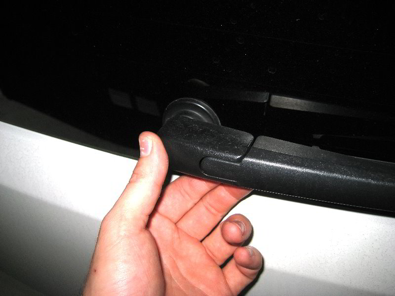 KiaSoulRearWindowWiperBladeReplacementGuide003