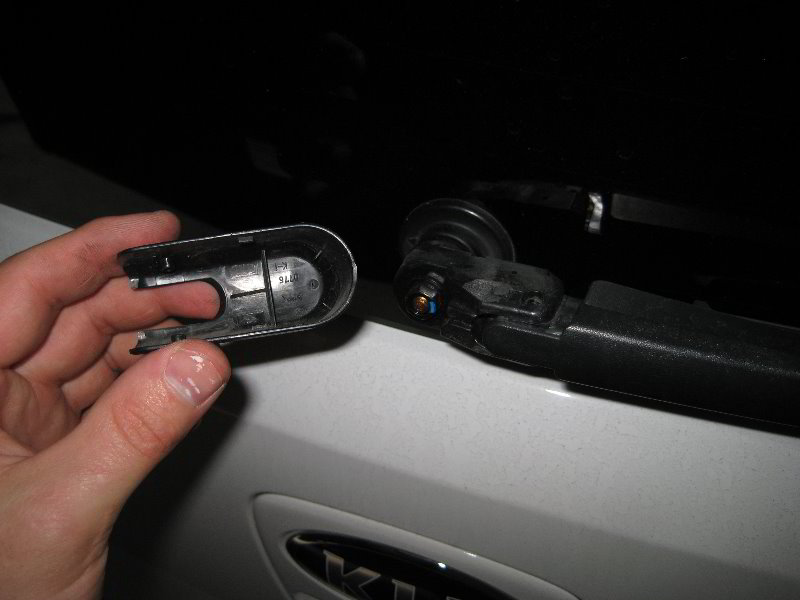 Kia-Soul-Rear-Window-Wiper-Blade-Replacement-Guide-005