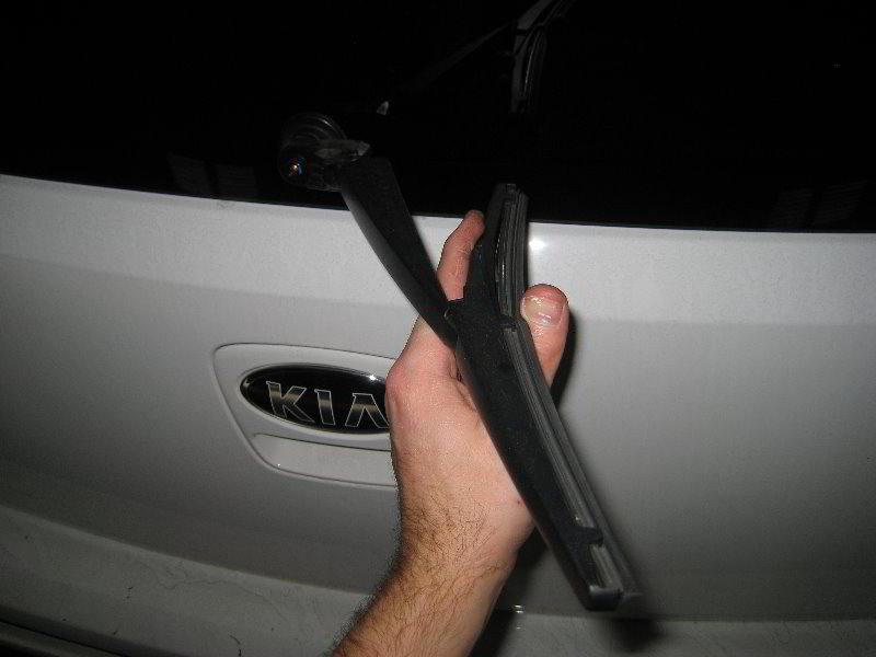 Kia-Soul-Rear-Window-Wiper-Blade-Replacement-Guide-007