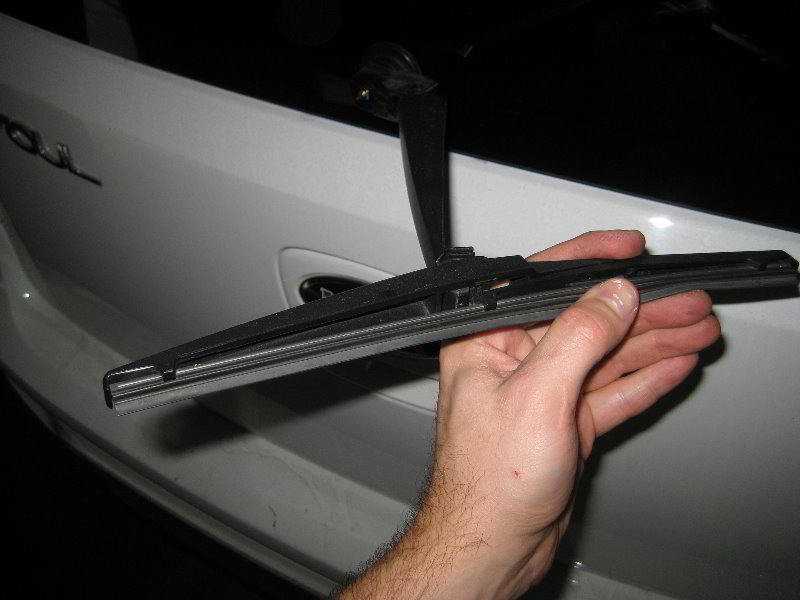 Kia-Soul-Rear-Window-Wiper-Blade-Replacement-Guide-008