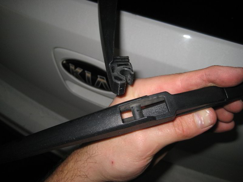KiaSoulRearWindowWiperBladeReplacementGuide009