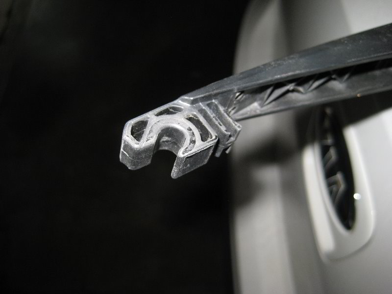 KiaSoulRearWindowWiperBladeReplacementGuide010