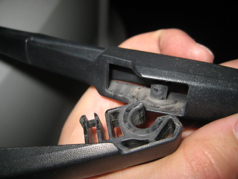 Kia-Soul-Rear-Window-Wiper-Blade-Replacement-Guide-012