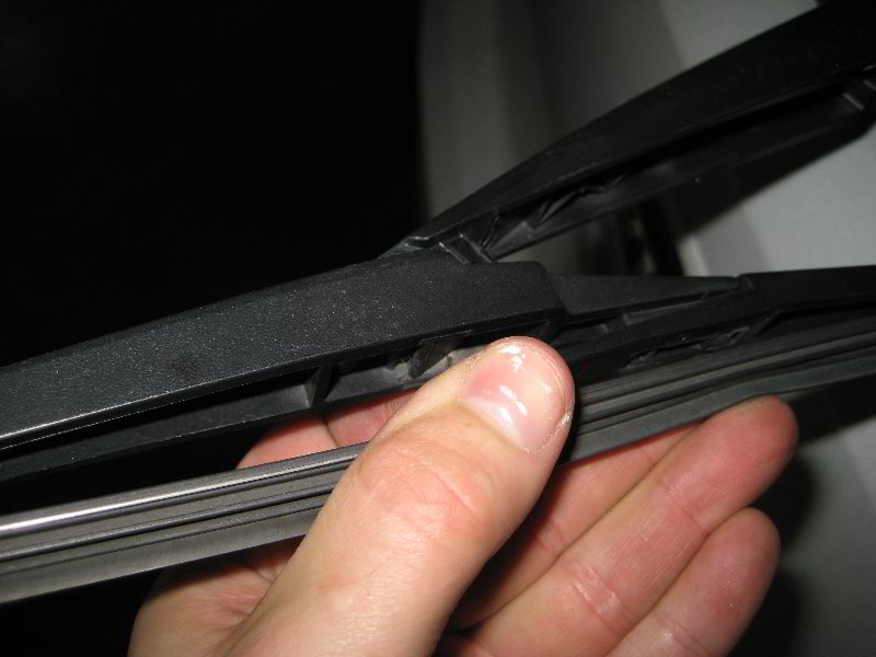 KiaSoulRearWindowWiperBladeReplacementGuide013