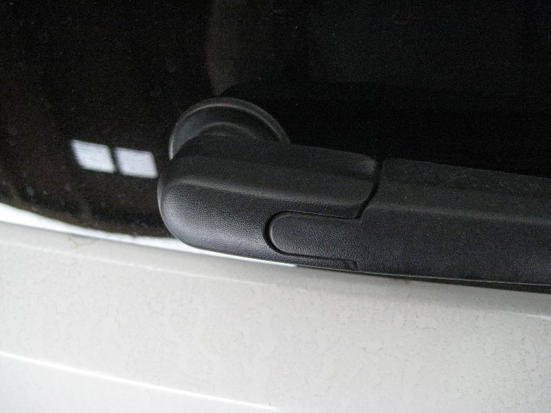 Kia-Soul-Rear-Window-Wiper-Blade-Replacement-Guide-017