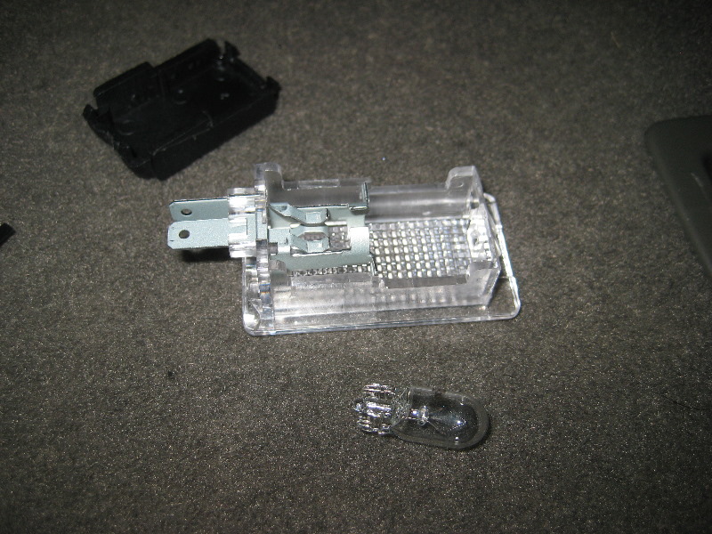 Kia-Sportage-Cargo-Area-Light-Bulb-Replacement-Guide-010