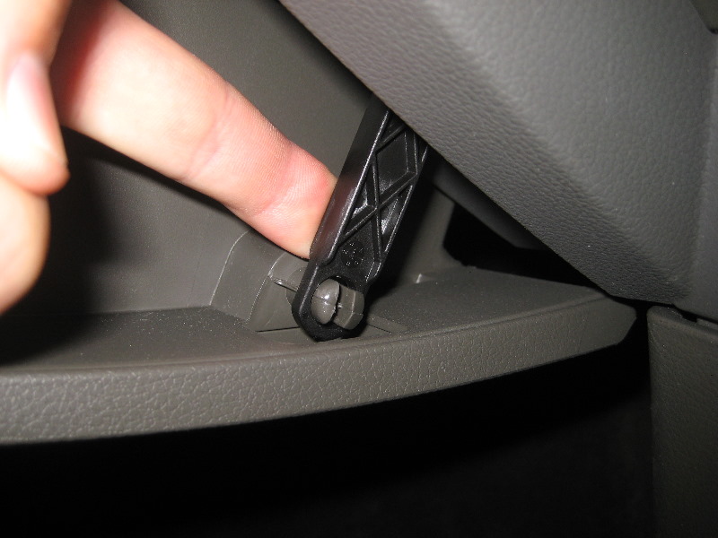 KiaSportageCabinAirFilterReplacementGuide004