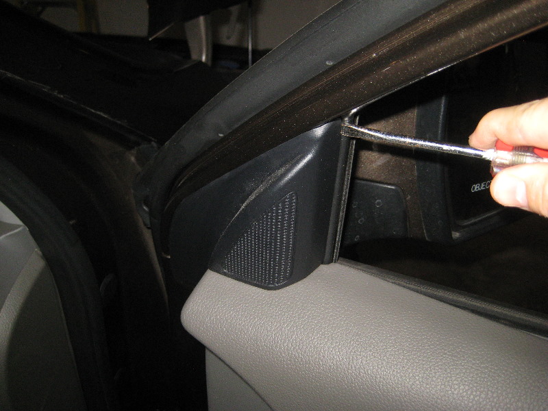 Kia-Sportage-Interior-Door-Panel-Removal-Guide-006