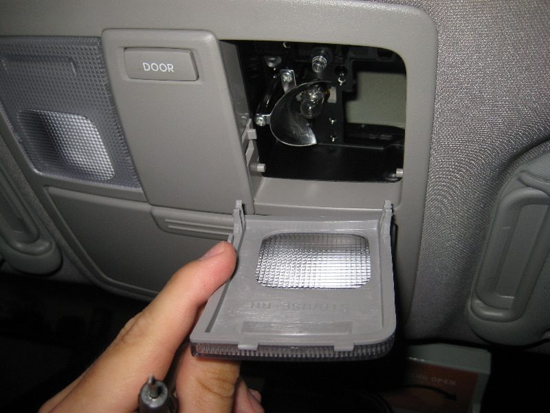Kia-Sportage-Map-Light-Bulbs-Replacement-Guide-003