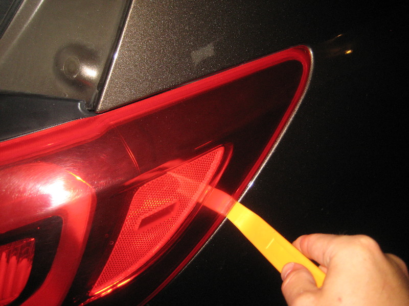 Kia-Sportage-Tail-Light-Bulbs-Replacement-Guide-006