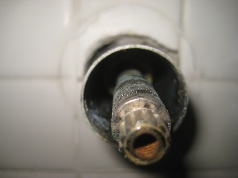 Leaking-Shower-Tub-Faucet-Valve-Stem-Replacement-Guide-009