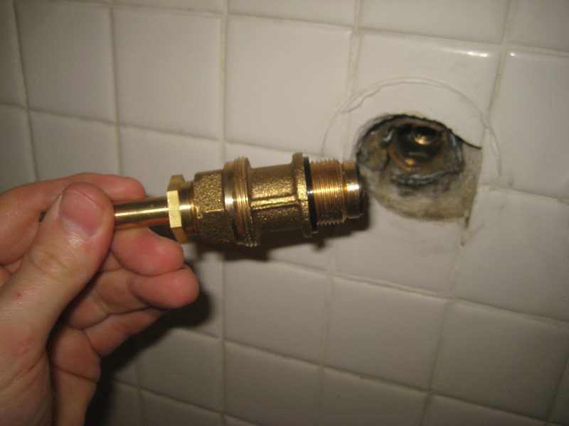 LeakingShowerTubFaucetValveStemReplacementGuide040
