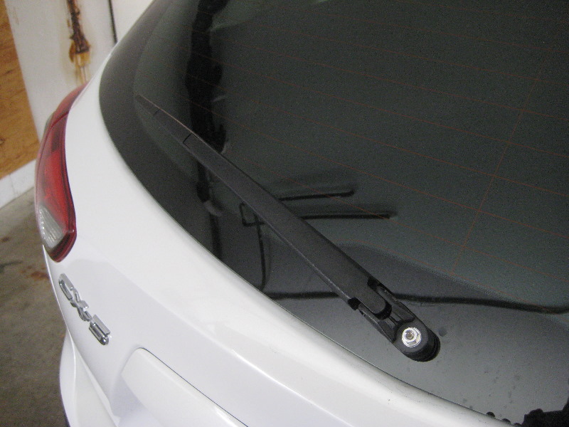 Mazda-CX-5-Rear-Window-Wiper-Blade-Replacement-Guide-013