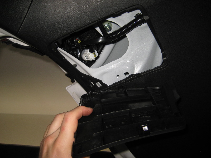 Mazda-CX-5-Tail-Light-Bulbs-Replacement-Guide-023