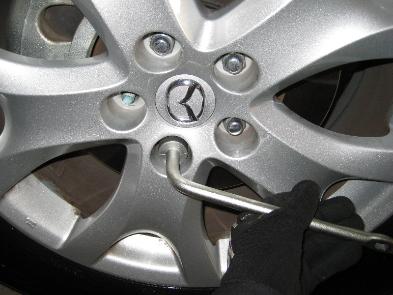 Mazda-CX-9-Front-Brake-Pads-Replacement-Guide-006