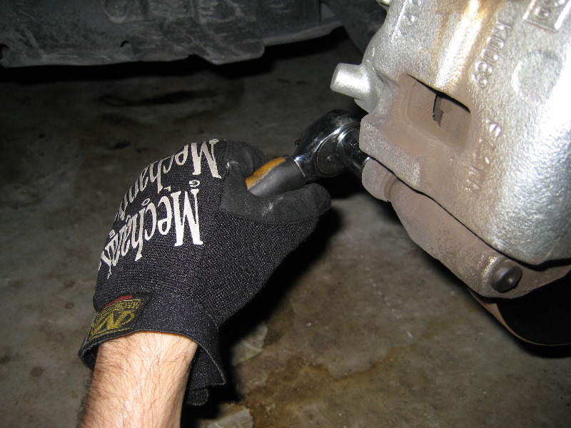 Mazda-CX-9-Front-Brake-Pads-Replacement-Guide-009