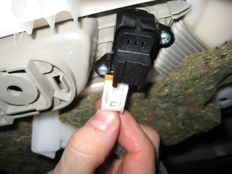 Mazda-CX-9-Front-Door-Panel-Removal-Guide-019