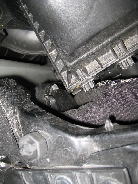 Mazda-CX-9-Headlight-Bulbs-Replacement-Guide-005