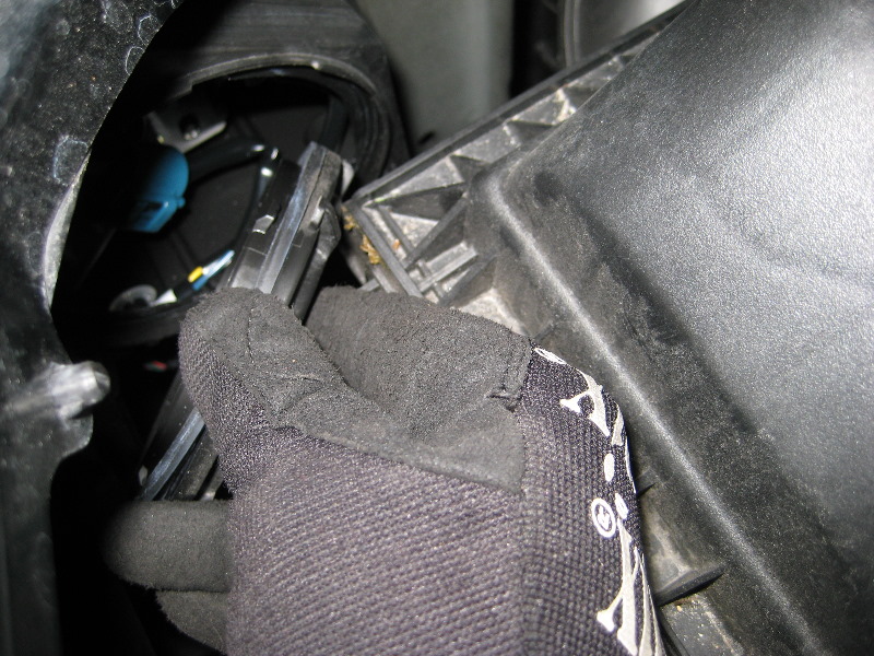 Mazda-CX-9-Headlight-Bulbs-Replacement-Guide-006