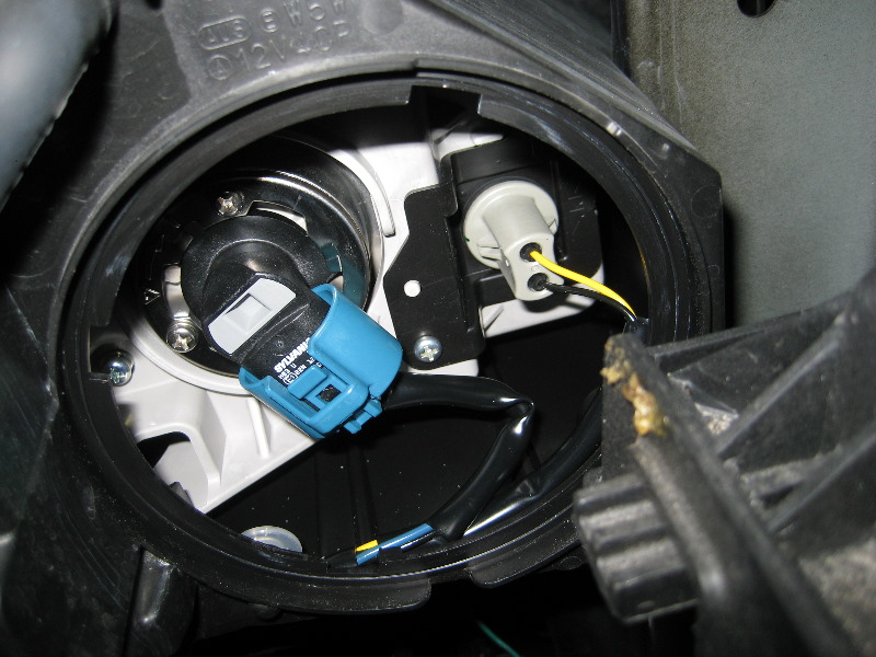 Mazda-CX-9-Headlight-Bulbs-Replacement-Guide-008