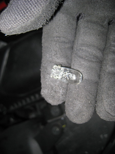 Mazda-CX-9-Headlight-Bulbs-Replacement-Guide-011