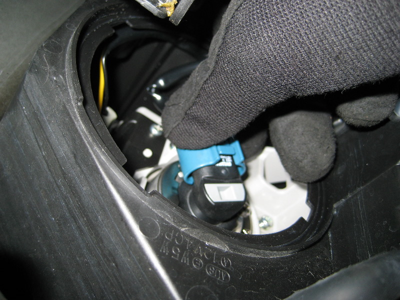 Mazda-CX-9-Headlight-Bulbs-Replacement-Guide-012