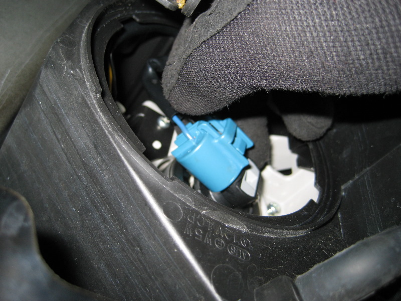 Mazda-CX-9-Headlight-Bulbs-Replacement-Guide-013