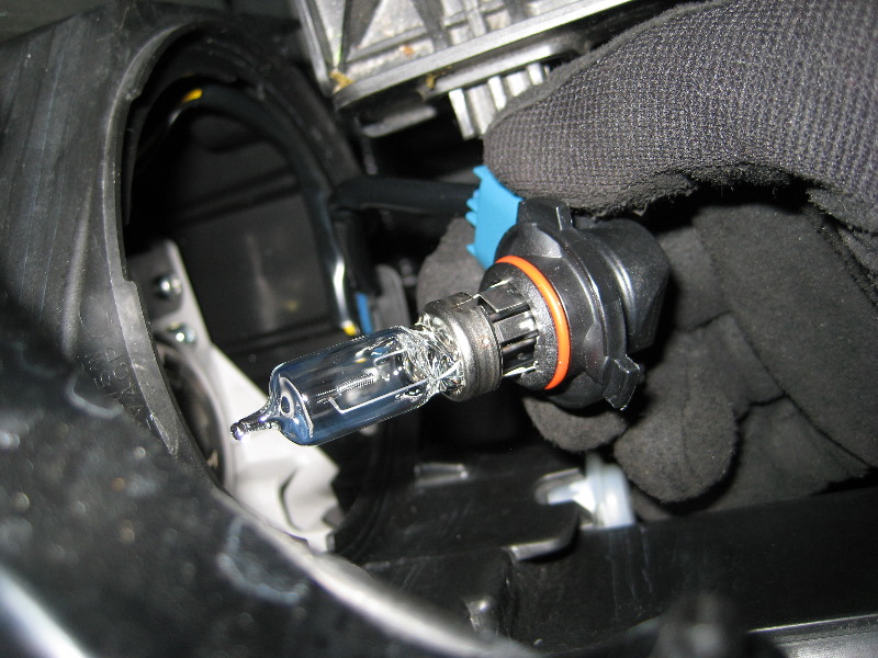 Mazda-CX-9-Headlight-Bulbs-Replacement-Guide-014