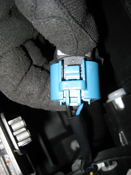 Mazda-CX-9-Headlight-Bulbs-Replacement-Guide-015