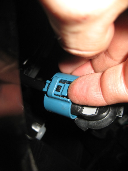 Mazda-CX-9-Headlight-Bulbs-Replacement-Guide-016