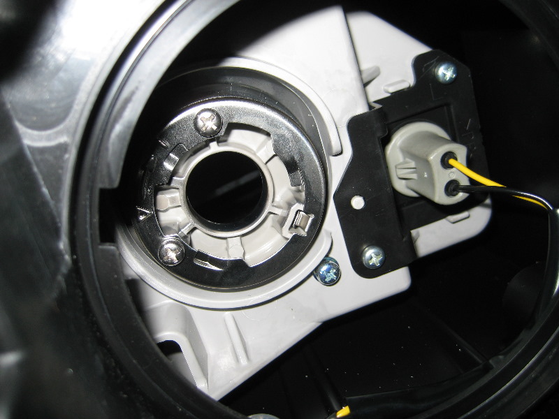 Mazda-CX-9-Headlight-Bulbs-Replacement-Guide-018