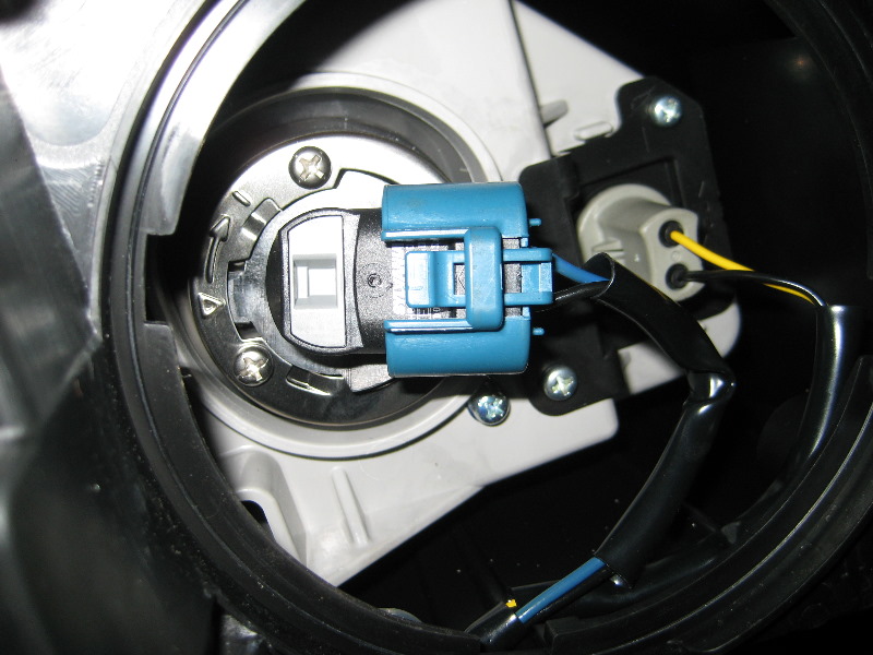 Mazda-CX-9-Headlight-Bulbs-Replacement-Guide-019