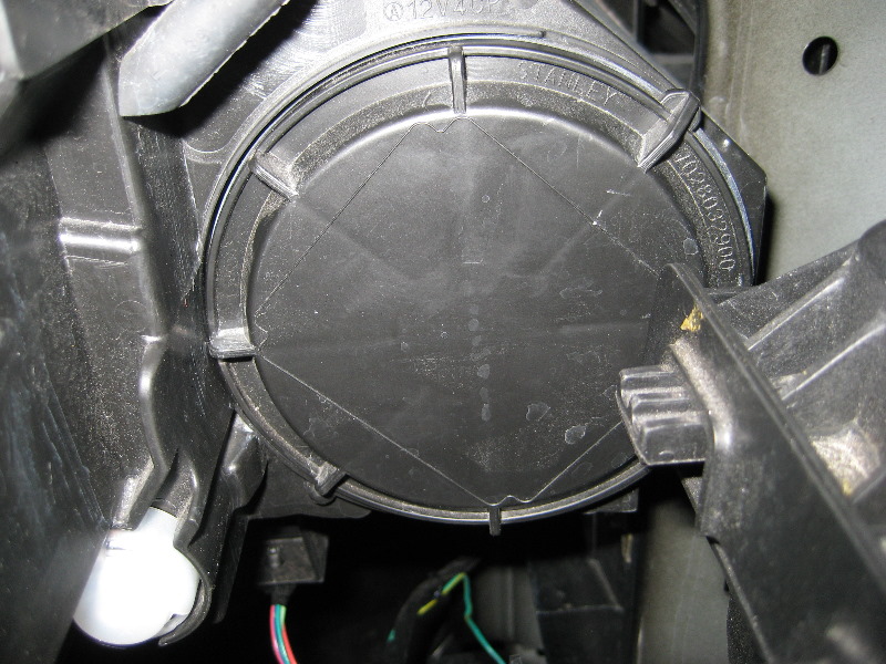 Mazda-CX-9-Headlight-Bulbs-Replacement-Guide-021