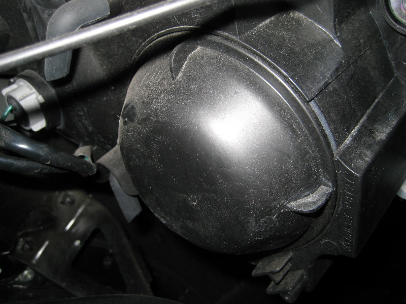 Mazda-CX-9-Headlight-Bulbs-Replacement-Guide-023