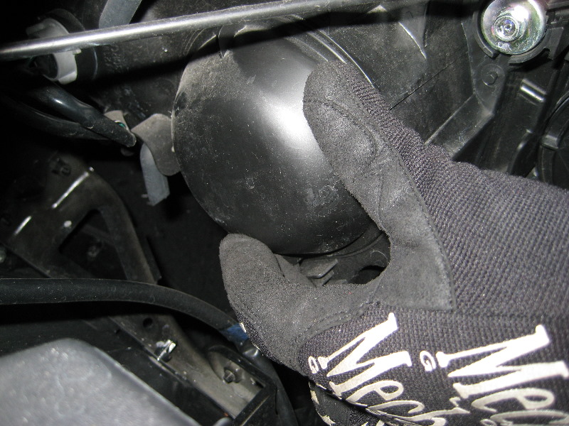 Mazda-CX-9-Headlight-Bulbs-Replacement-Guide-024