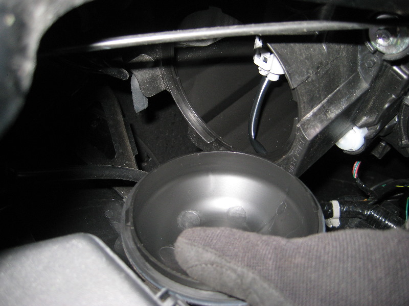 Mazda-CX-9-Headlight-Bulbs-Replacement-Guide-025