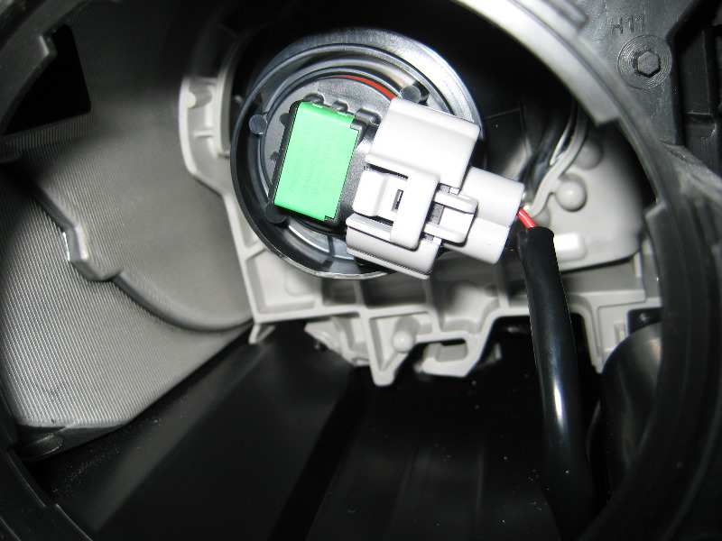 Mazda-CX-9-Headlight-Bulbs-Replacement-Guide-027