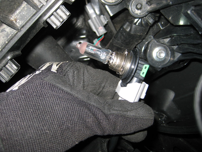 Mazda-CX-9-Headlight-Bulbs-Replacement-Guide-028