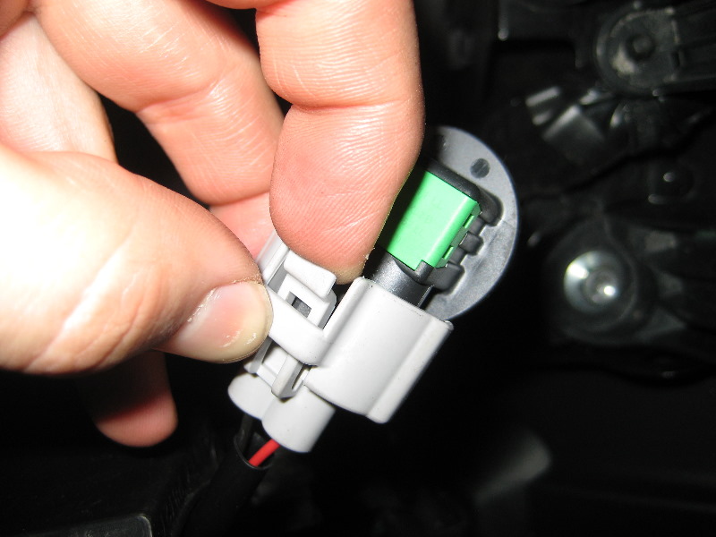 Mazda-CX-9-Headlight-Bulbs-Replacement-Guide-030