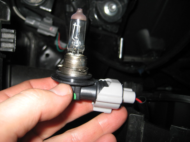 Mazda-CX-9-Headlight-Bulbs-Replacement-Guide-032
