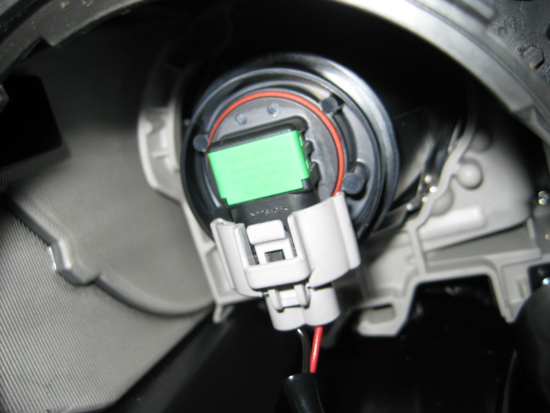 Mazda-CX-9-Headlight-Bulbs-Replacement-Guide-035