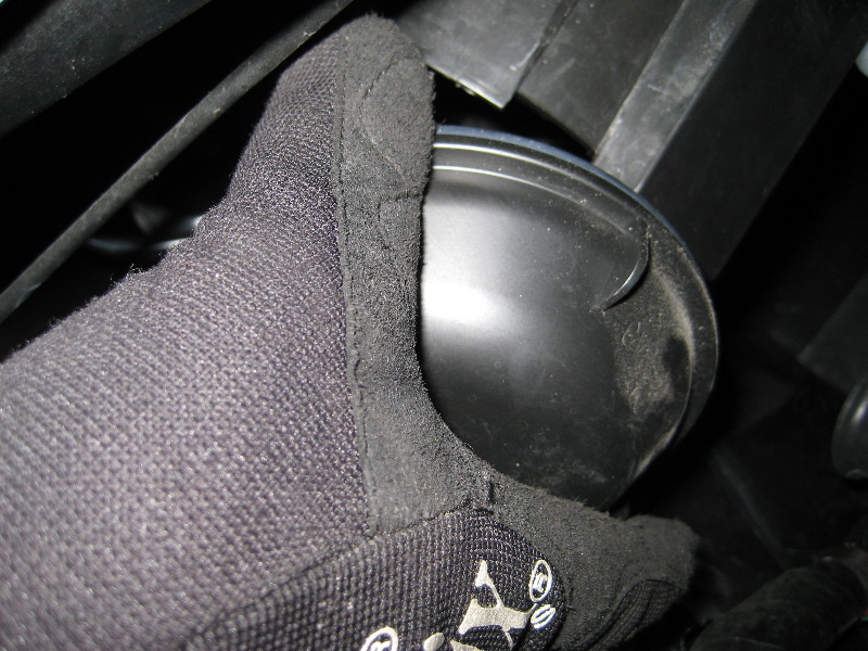 Mazda-CX-9-Headlight-Bulbs-Replacement-Guide-036