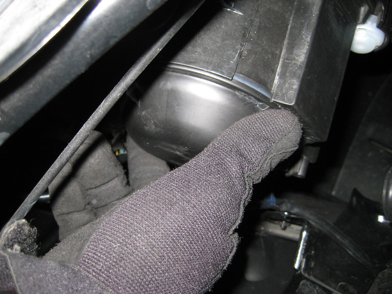 Mazda-CX-9-Headlight-Bulbs-Replacement-Guide-037