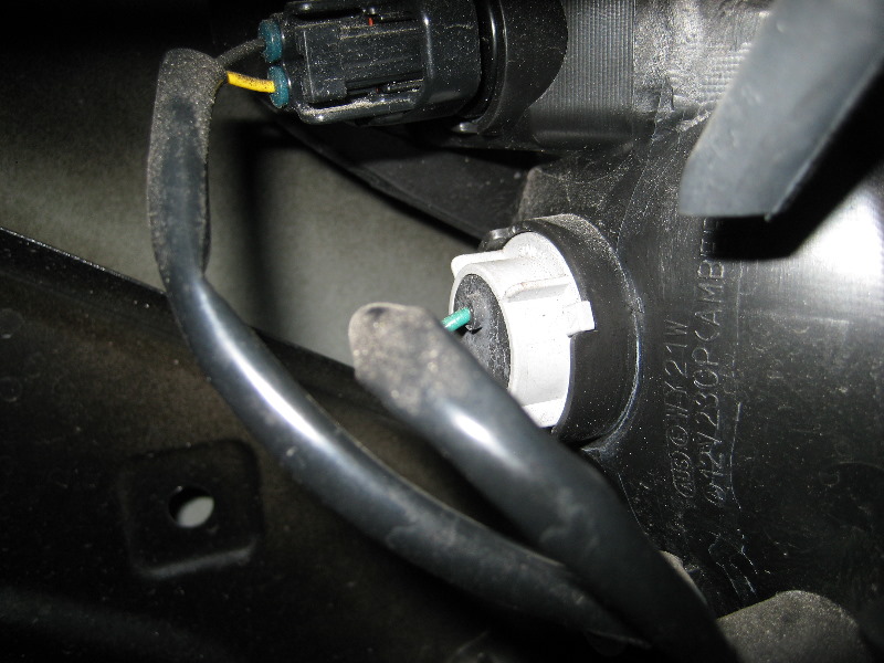 Mazda-CX-9-Headlight-Bulbs-Replacement-Guide-039