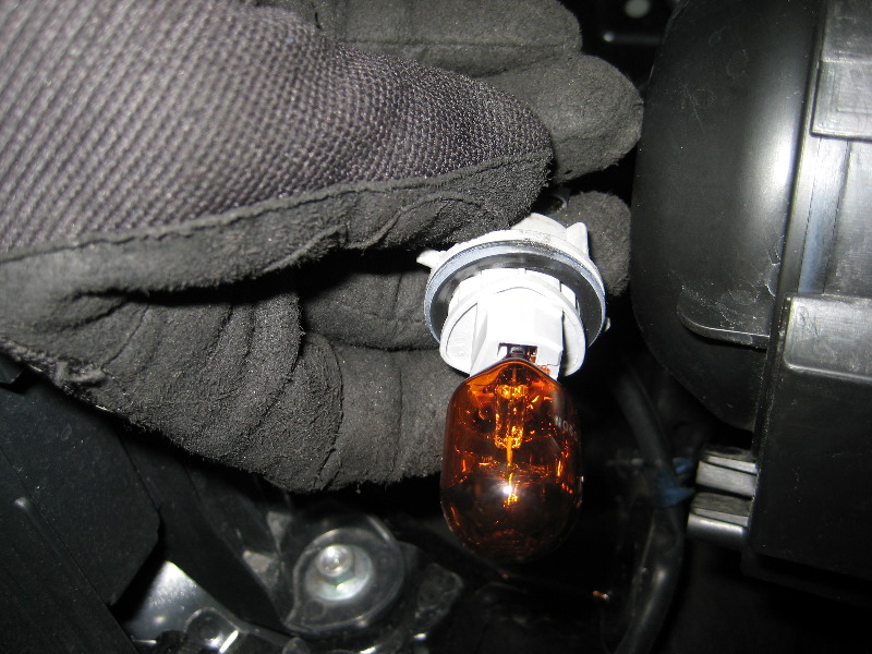 Mazda-CX-9-Headlight-Bulbs-Replacement-Guide-040
