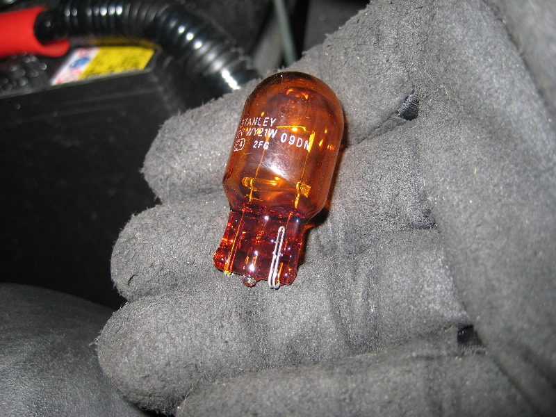 Mazda-CX-9-Headlight-Bulbs-Replacement-Guide-041