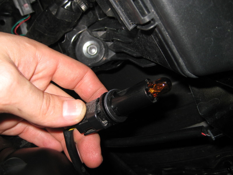 Mazda-CX-9-Headlight-Bulbs-Replacement-Guide-043