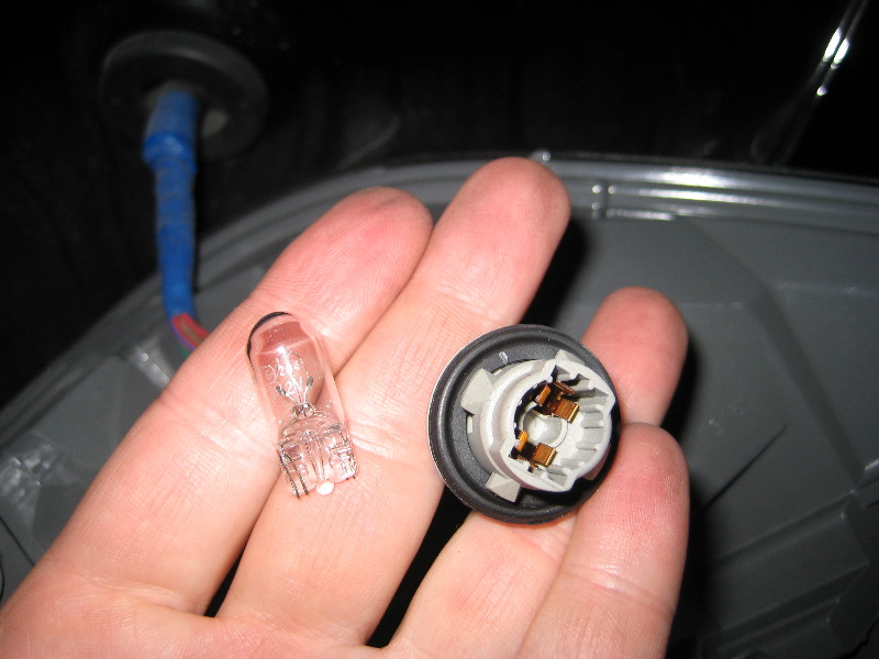 Mazda-CX-9-Tail-Light-Bulbs-Replacement-Guide-013