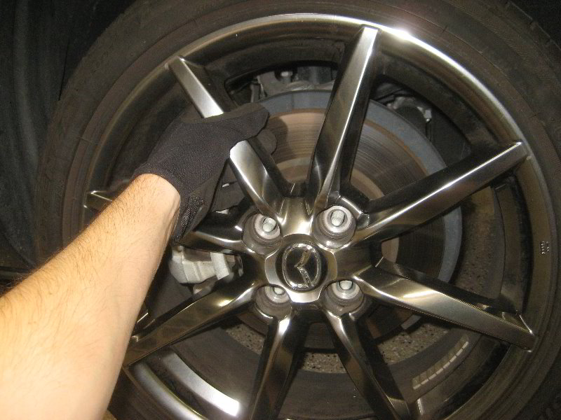 Mazda-MX-5-Miata-Front-Brake-Pads-Replacement-Guide-006