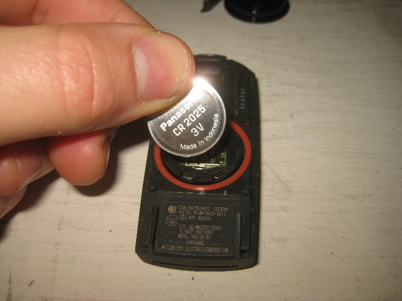 Replace battery перевод. Батарейка в брелок Мазда CR. Mazda mx30 аккумулятор. Брелок Мазда Миата. Ключ от Мазда mx5 батарейка.